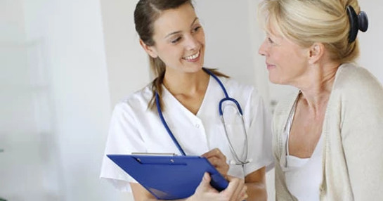 Nurse-talking-to-patient